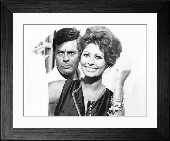Framed Print : YESTERDAY, TODAY AND TOMORROW, (aka LERI, OGGI, DOMANI), from left: Marcello Mastroianni, Sophia Loren, 1963