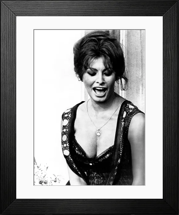 Framed Print : YESTERDAY, TODAY AND TOMORROW, (aka IERI, OGGI, DOMANI), Sophia Loren, 1963