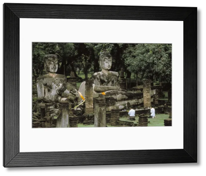 Framed Print : THAILAND. NORTHERN REGION. SUKHOTHAI. Khamphaeng Phet. Wat Phra Kaeo (1785) or Temple of the Emerald Buddha. Three colossal statues of Buddha Framed Print : THAILAND. NORTHERN REGION. SUKHOTHAI. Khamphaeng Phet. Wat Phra Kaeo (1785) or Temple of the Emerald Buddha. Three colossal statues of Buddha