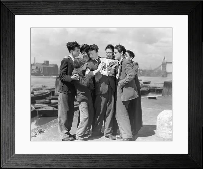 Framed Print : HUE AND CRY, Douglas Barr (second from left, shorter boy), Harry Fowler (center, holding paper), 1947