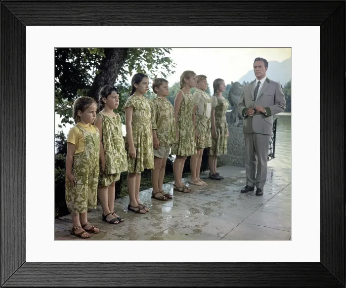 Framed Print : THE SOUND OF MUSIC, from left: Kym Karath, Debbie Turner, Angela Cartwright, Duane Chase, Heather Menzies, Nicholas Hammond, Charmian Carr, Christopher Plummer, 1965