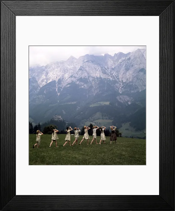 Framed Print : THE SOUND OF MUSIC, from left: Kym Karath, Debbie Turner, Angela Cartwright, Duane Chase, Heather Menzies, Nicholas Hammond, Charmian Carr, Julie Andrews, 1965