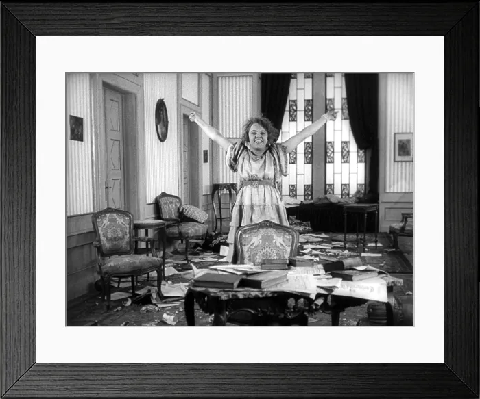 Framed Print : THE OYSTER PRINCESS, (aka DIE AUSTERNPRINZESSIN), Ossi Oswalda, 1919