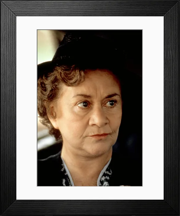 Framed Print : THE DRESSMAKER, Joan Plowright, 1988, (c)Euro-American Pictures / courtesy Everett Collection