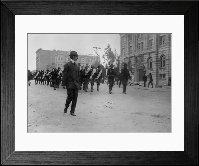 Framed Print : Soldiers on Van Ness Ave. San Francisco, the day after Earthquake, April 19, 1908 at 9 AM. They were among 4, 000 troops serving during the emergency from April 18-July 1, 1906 Framed Print : Soldiers on Van Ness Ave. San Francisco, the day after Earthquake, April 19, 1908 at 9 AM. They were among 4, 000 troops serving during the emergency from April 18-July 1, 1906