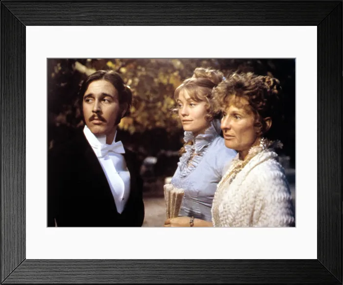 Framed Print : DAISY MILLER, Barry Brown, Cybill Shepherd, Cloris Leachman, 1974 Framed Print : DAISY MILLER, Barry Brown, Cybill Shepherd, Cloris Leachman, 1974