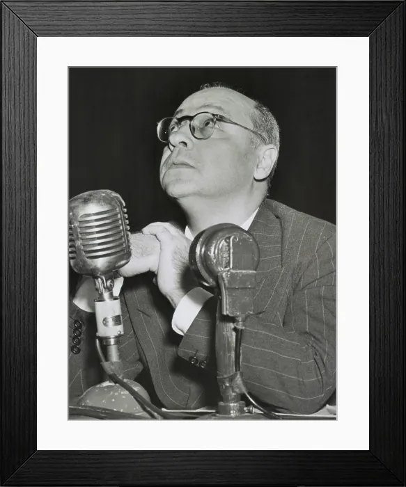 Framed Print : Screenwriter Morrie Ryskind testified to the Un-American Activities Committee (HUAAC), as a friendly witness, Oct. 22, 1947