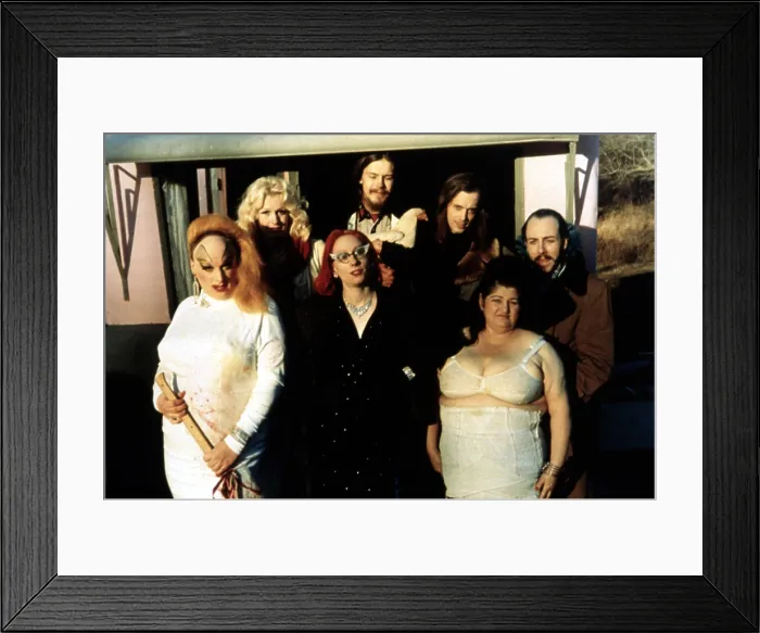 Framed Print : PINK FLAMINGOS, Divine, Mary Vivian Pearce, Mink Stole, Danny Mills, John Waters, Edith Massey, David Lochary, 1972 Framed Print : PINK FLAMINGOS, Divine, Mary Vivian Pearce, Mink Stole, Danny Mills, John Waters, Edith Massey, David Lochary, 1972