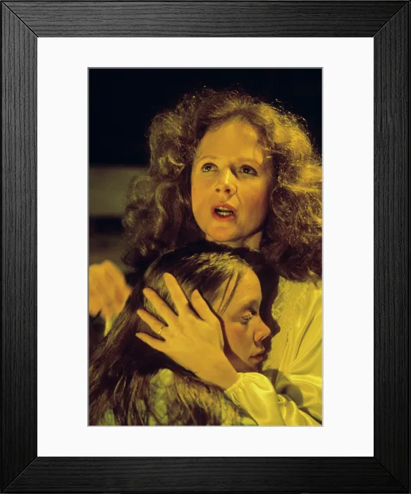 Framed Print : CARRIE, Sissy Spacek, Piper Laurie, 1976 Framed Print : CARRIE, Sissy Spacek, Piper Laurie, 1976