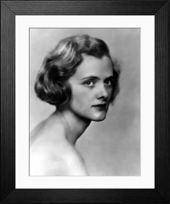 Framed Print : Daphne du Maurier, 1931. Courtesy: CSU Archives / Everett Collection