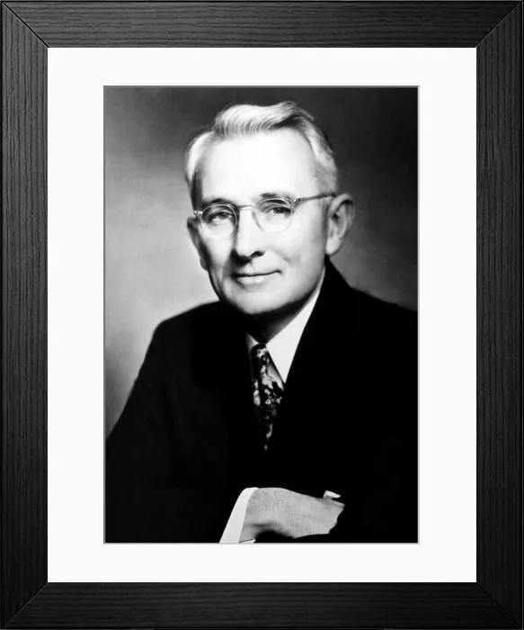 Framed Print : Dale Carnegie, 1954. Courtesy: CSU Archives / Everett Collection Framed Print : Dale Carnegie, 1954. Courtesy: CSU Archives / Everett Collection