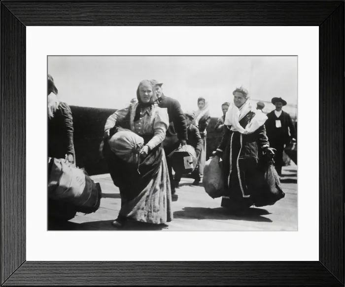 Framed Print : Italian immigrants landing at Ellis Island, c. 1898. Carrying bundles of belongings, women and men arrive for admission screening the US Immigration Station (BSLOC_2018_4_227)