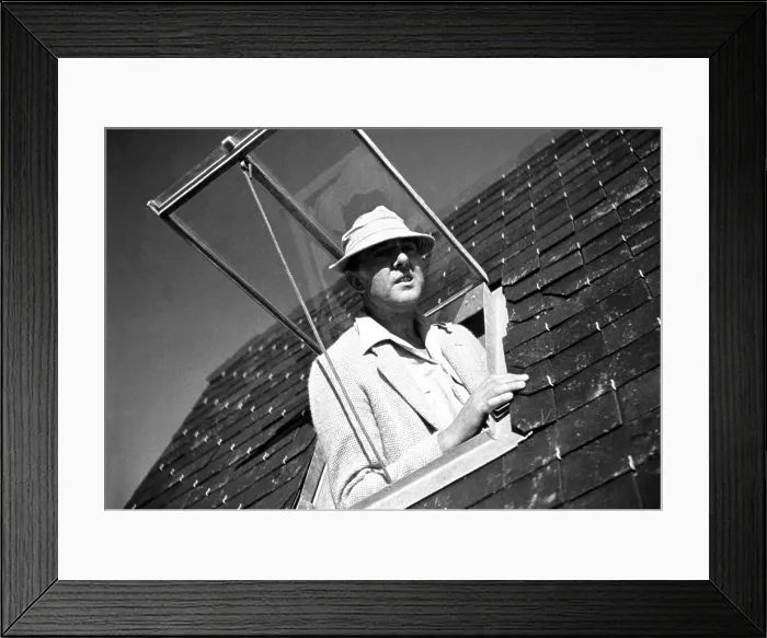 Framed Print : MR. HULOT'S HOLIDAY, (aka LES VACANCES DE MONSIEUR HULOT), Jacques Tati, 1953 Framed Print : MR. HULOT'S HOLIDAY, (aka LES VACANCES DE MONSIEUR HULOT), Jacques Tati, 1953