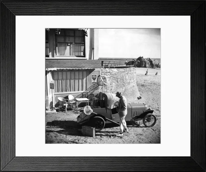 Framed Print : MR. HULOT'S HOLIDAY, (aka LES VACANCES DE MONSIEUR HULOT), Jacques Tati, 1953