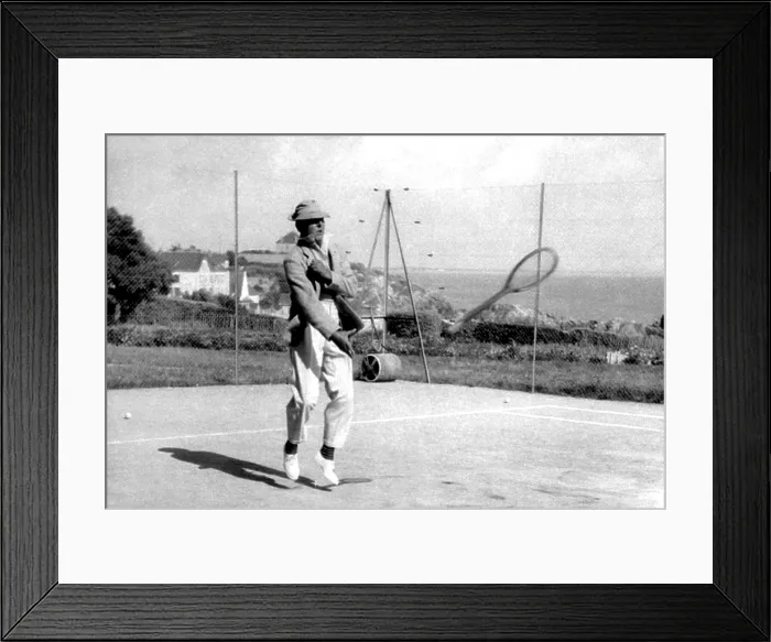 Framed Print : MR. HULOT'S HOLIDAY, (aka LES VACANCES DE MONSIEUR HULOT), Jacques Tati, 1953 Framed Print : MR. HULOT'S HOLIDAY, (aka LES VACANCES DE MONSIEUR HULOT), Jacques Tati, 1953