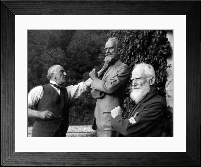 Framed Print : George Bernard Shaw (right), poses by his statue by Pierre Prince Troubetzkoy, Suna, Italy, circa 1927. Courtesy: CSU Archives / Everett Collection