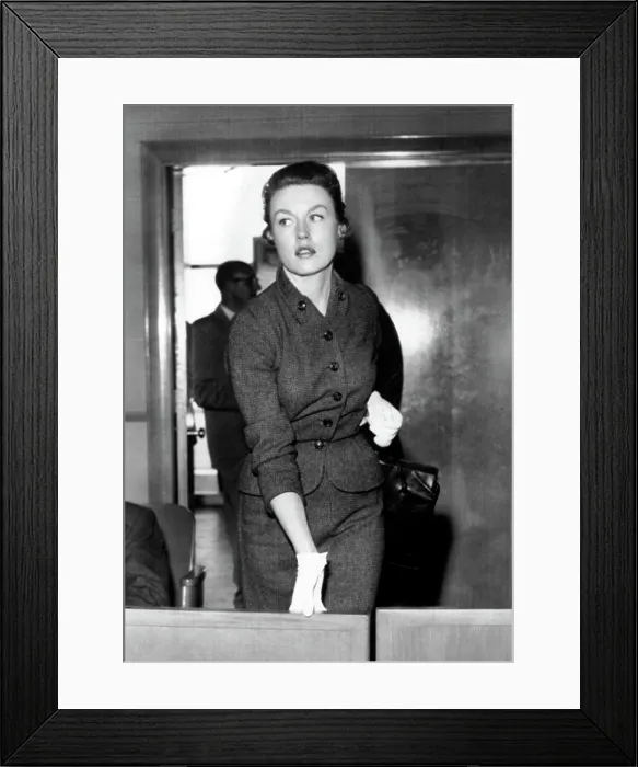 Framed Print : Elaine Mahnken, 4th wife of Mickey Rooney, entering Superior Court Room at the trial of her divorce against Rooney, 1959. Courtesy: CSU Archives  /  Everett Collection