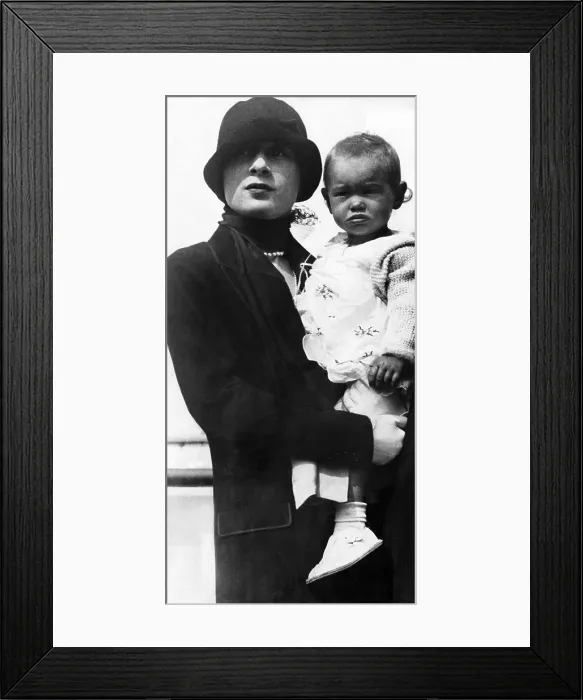 Framed Print : Gloria Morgan Vanderbilt and her two-year old daughter, Gloria Vanderbilt, circa 1926. Courtesy: CSU Archives / Everett Collection