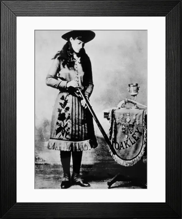 Framed Print : ANNIE OAKLEY. Courtesy: CSU Archives  /  Everett Collection