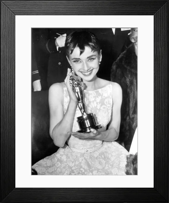 Framed Print : Audrey Hepburn with her Academy Award for ROMAN HOLIDAY, 1954. Courtesy: CSU Archives  /  Everett Collection