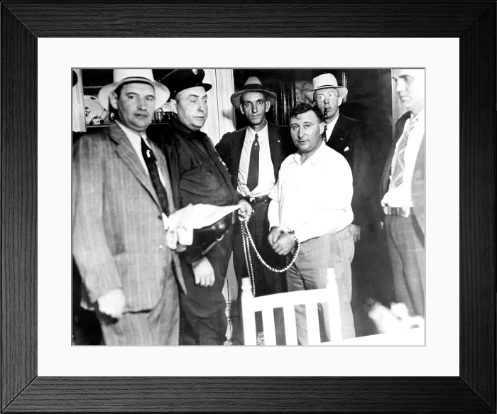 Framed Print : Harry F.Powers (R), the murderer, manacled to Sheriff Grimm, (L), in custody in West Virginia, August 31, 1931. CSU Archives / Everett Collection