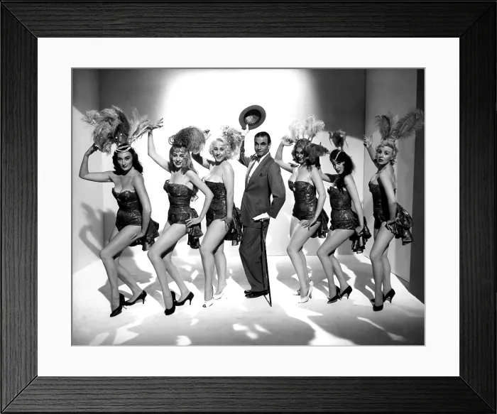 Framed Print : THE ENTERTAINER, Laurence Olivier (center), 1960 Framed Print : THE ENTERTAINER, Laurence Olivier (center), 1960