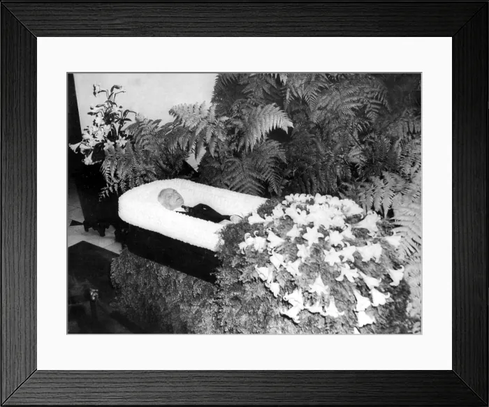 Framed Print : Henry Ford lies in state in Detroit, 4 / 9 / 47. Courtesy: CSU Archives  /  Everett Collection