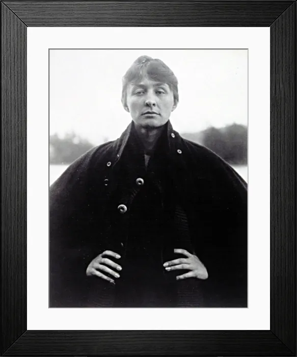 Framed Print : GEORGIA O'KEEFFE, in a portrait by Alfred Stieglitz, 1918. Photo courtesy: Everett / CSU Archives Framed Print : GEORGIA O'KEEFFE, in a portrait by Alfred Stieglitz, 1918. Photo courtesy: Everett / CSU Archives