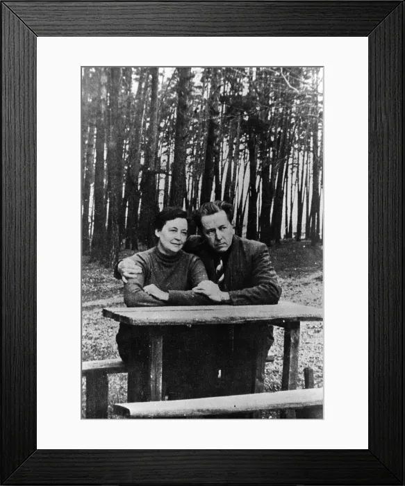 Framed Print : Author Alexander Solzhenitsyn and wife Natalya, Solotcha, Russia, 1963. Courtesy: CSU Archives  /  Everett Collection