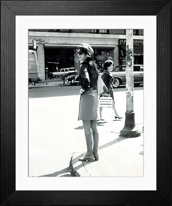 Framed Print : JACQUELINE KENNEDY ONASSIS, walking around New York City, 9 / 30 / 69.. Courtesy: CSU Archives / Everett Collection Framed Print : JACQUELINE KENNEDY ONASSIS, walking around New York City, 9 / 30 / 69.. Courtesy: CSU Archives / Everett Collection