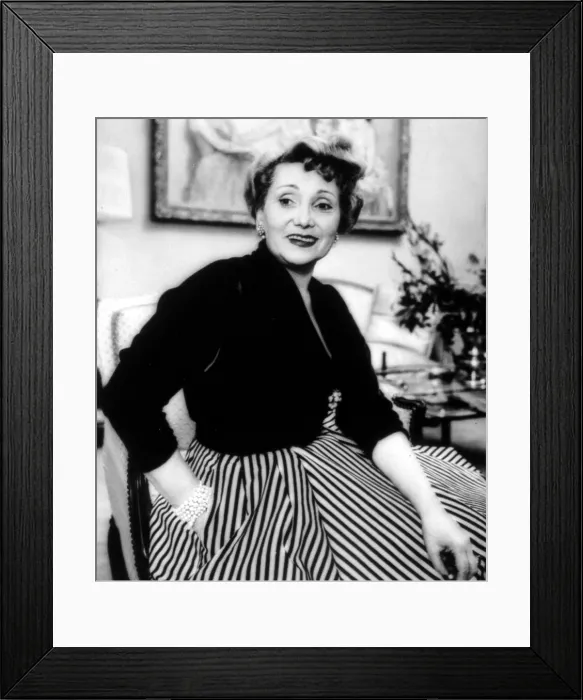 Framed Print : Jolie Gabor, 1952. Courtesy: CSU Archives / Everett Collection Framed Print : Jolie Gabor, 1952. Courtesy: CSU Archives / Everett Collection