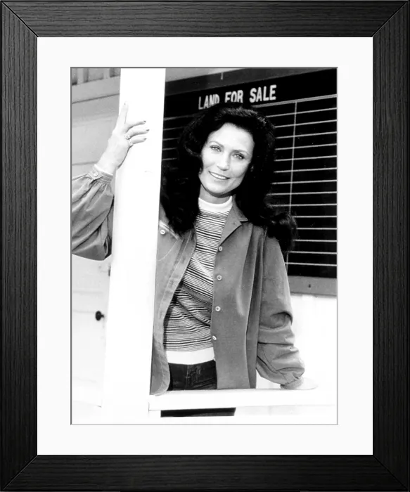 Framed Print : A COUNTRY CHRISTMAS, Loretta Lynn, from her TV special, 11 / 10 / 1978 (c)CBS. Courtesy: CSU Archives /  Everett Collection