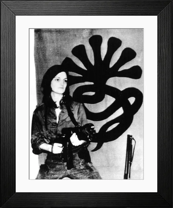 Framed Print : Patricia Hearst with weapon posing in front of SLA emblem, 04 / 15 / 74.. Courtesy: CSU Archives / Everett Collection Framed Print : Patricia Hearst with weapon posing in front of SLA emblem, 04 / 15 / 74.. Courtesy: CSU Archives / Everett Collection