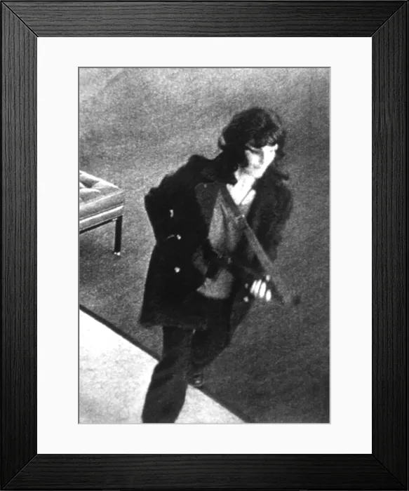 Framed Print : Patricia Hearst in bank security photo, 04 / 15 / 74.. Courtesy: CSU Archives  /  Everett Collection