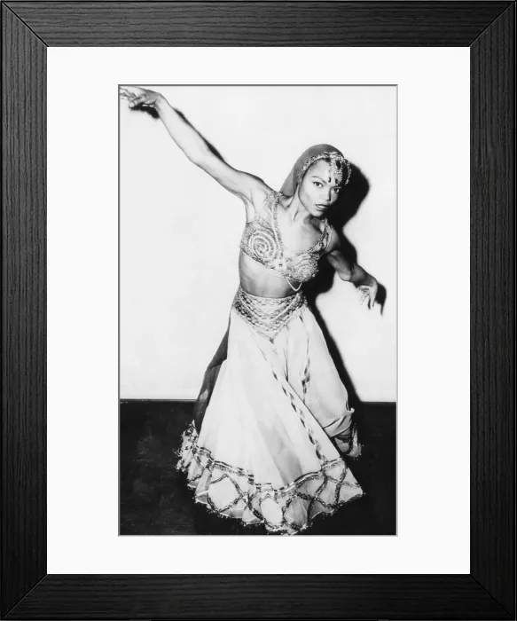 Framed Print : American actress and singer Eartha Kitt, before having dinner with Prime Minister Jawaharlal Nehru, New Delhi, India, 1955.. Courtesy: CSU Archives  /  Everett Collection