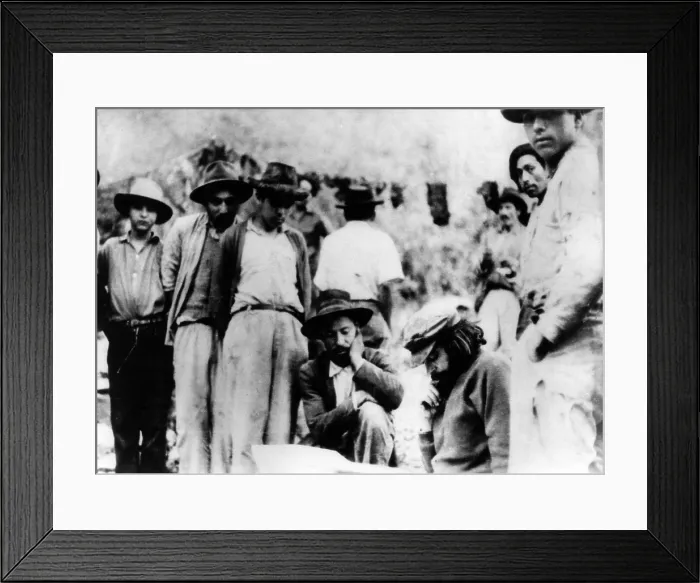 Framed Print : Ernesto Che Guevara (right of center) photo taken of him weeks before he died in 1967 Framed Print : Ernesto Che Guevara (right of center) photo taken of him weeks before he died in 1967