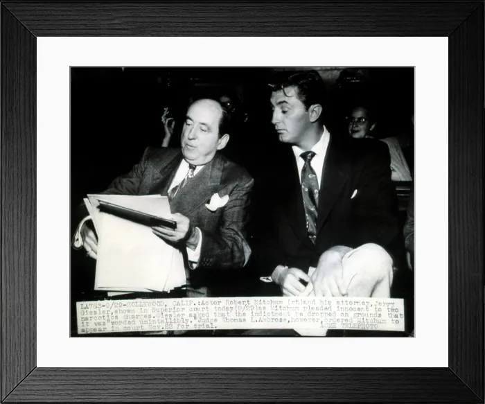 Framed Print : Attorney JERRY GEISLER with client ROBERT MITCHUM during the notorious narcotics incident, 1948' Framed Print : Attorney JERRY GEISLER with client ROBERT MITCHUM during the notorious narcotics incident, 1948'