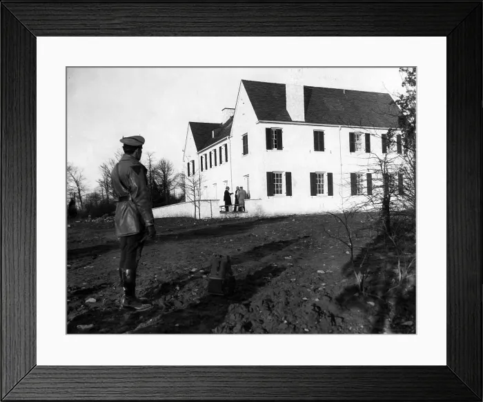 Framed Print : Detectives examining the back porch of the house from which the baby of American pilot Charles Lindbergh was kidnapped, Hopewell, New Jersey, March 2, 1932