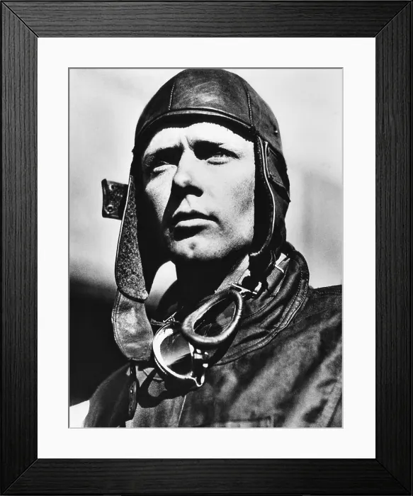 Framed Print : American pilot Charles Lindbergh, at Mitchell Field in Long Island, New York, 1927.. Courtesy: CSU Archives / Everett Collection Framed Print : American pilot Charles Lindbergh, at Mitchell Field in Long Island, New York, 1927.. Courtesy: CSU Archives / Everett Collection