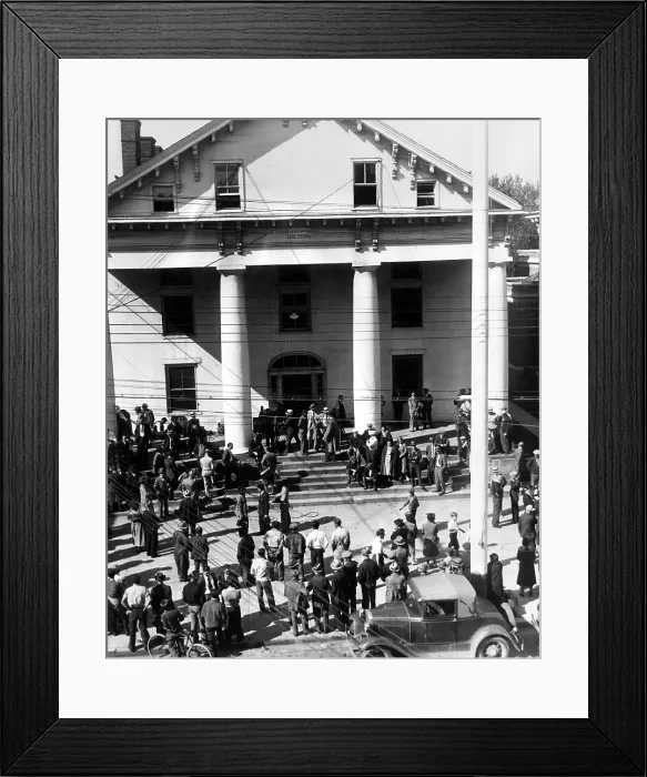 Framed Print : Crowds at Flemington, New Jersey courthouse as the Grand Jury sits for Bruno Hauptmann to determine if he should be tried for the kidnapping and death of Charles Lindbergh Jr Framed Print : Crowds at Flemington, New Jersey courthouse as the Grand Jury sits for Bruno Hauptmann to determine if he should be tried for the kidnapping and death of Charles Lindbergh Jr