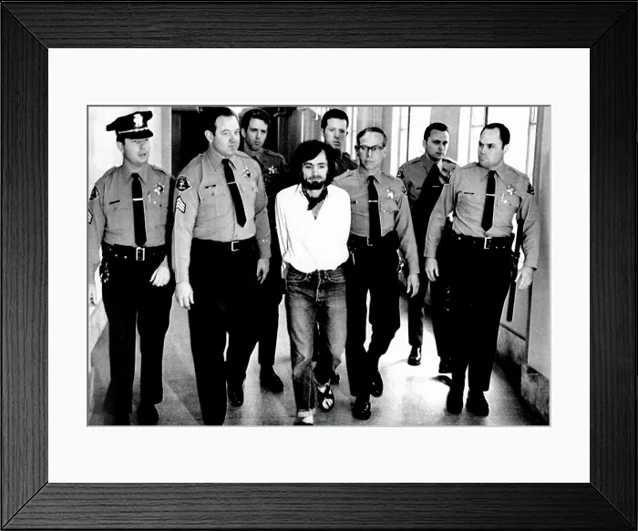 Framed Print : Charles Manson, 1971, being led away in handcuffs after being found guilty of murder. Courtesy: CSU Archives  /  Everett Collection