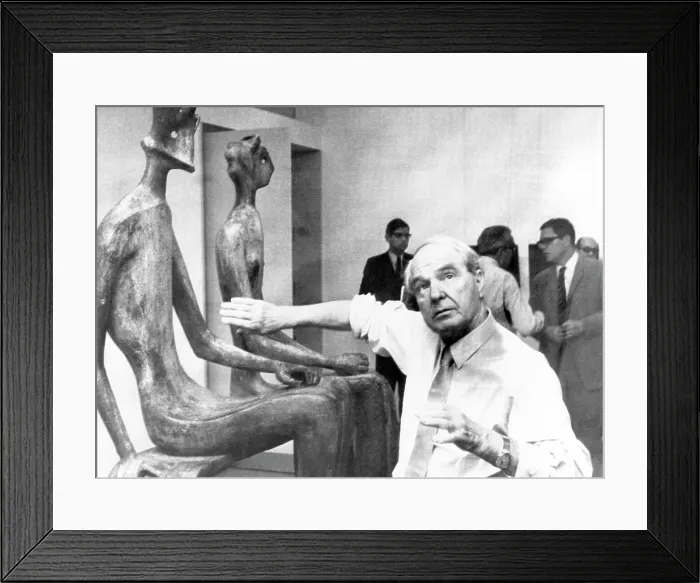 Framed Print : Artist and sculptor Henry Moore, (1898-1986), explaining his sculpture King and Queen at Dusseldorf's Art Hall, Germany, July 23, 1968