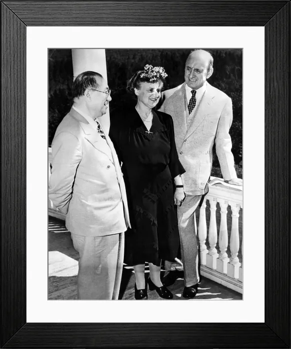 Framed Print : Monetary and Financial Conference at Bretton Woods - Mount Washington Hotel, l-r: H.H. Kung (Minister of Finance, China), Mrs Framed Print : Monetary and Financial Conference at Bretton Woods - Mount Washington Hotel, l-r: H.H. Kung (Minister of Finance, China), Mrs