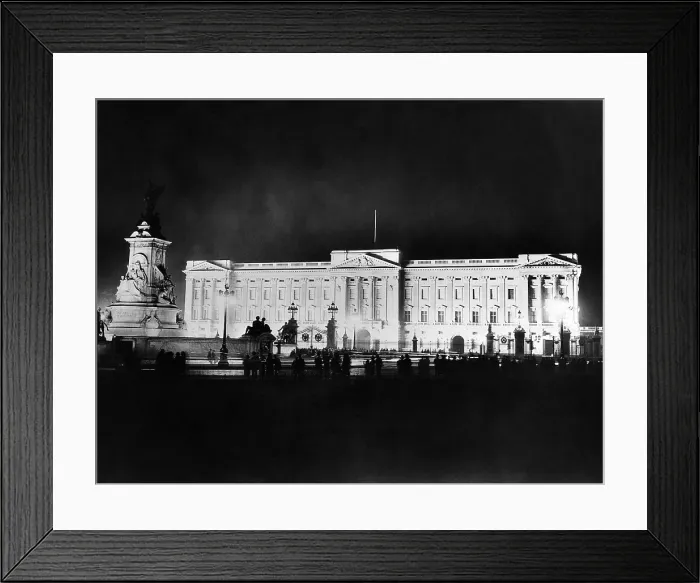 Framed Print : Buckinham Palace, London England. 9 / 8 / 31. Courtesy CSU Archives / Everett Collection