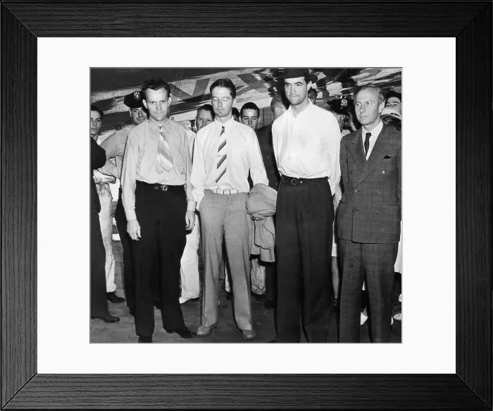 Framed Print : Co-pilot Glenn Odekirk, radio operator Charles Perrine, Howard Hughes and navigator Harry Connor after their record-breaking flight from Los Angeles to New York