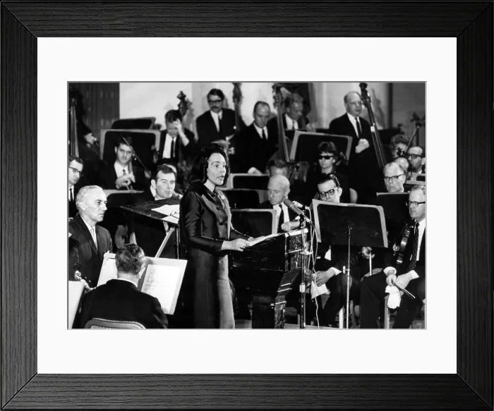 Framed Print : Coretta Scott King narrates Aaron Copland's Lincoln Portrait during Memorial Day concert by the Washington National Symphony, dedicated to her late husband Framed Print : Coretta Scott King narrates Aaron Copland's Lincoln Portrait during Memorial Day concert by the Washington National Symphony, dedicated to her late husband