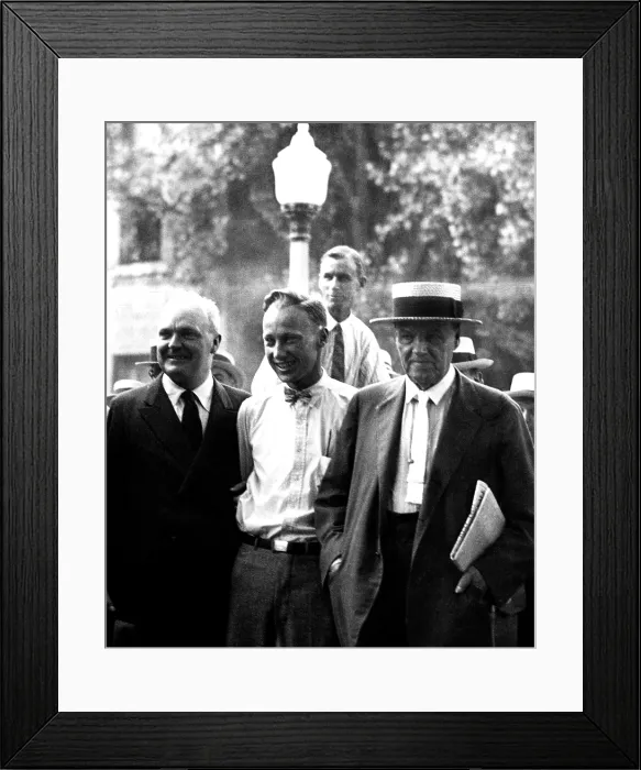 Framed Print : John T. Scopes (c) in 1925 at his famous 'Monkey Trial'. He is accompanied by his defence team Dudley Field Malone (l), and Clarence Darrow, (r)