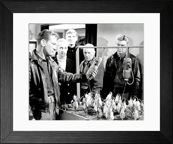 Framed Print : THE THING FROM ANOTHER WORLD, Kenneth Tobey, Robert Cornthwaite, John Dierkes, Edmund Breon, James Young, 1951 Framed Print : THE THING FROM ANOTHER WORLD, Kenneth Tobey, Robert Cornthwaite, John Dierkes, Edmund Breon, James Young, 1951
