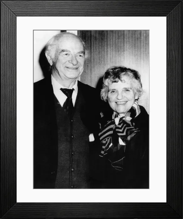 Framed Print : Two-time Nobel laureate Dr. Linus Pauling with wife Ava Helen Miller at Sydney airport, 1973. Courtesy: CSU Archives  /  Everett Collection