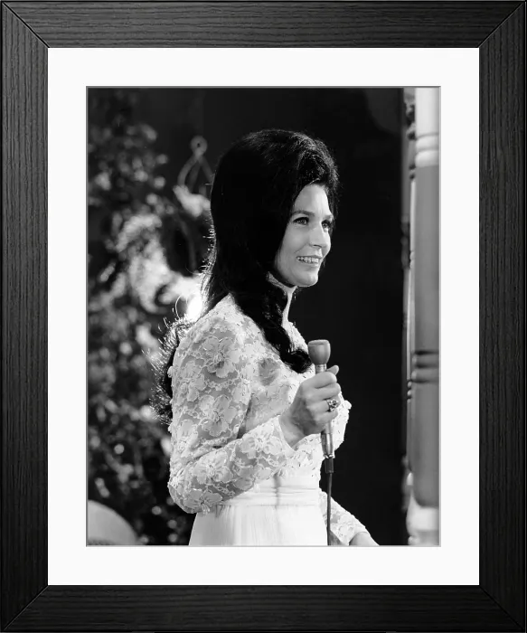 Framed Print : Loretta Lynn, 1970s. Courtesy: CSU Archives  /  Everett Collection